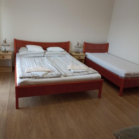 Bor Apartmanhaz Денешдиаш Экстерьер фото