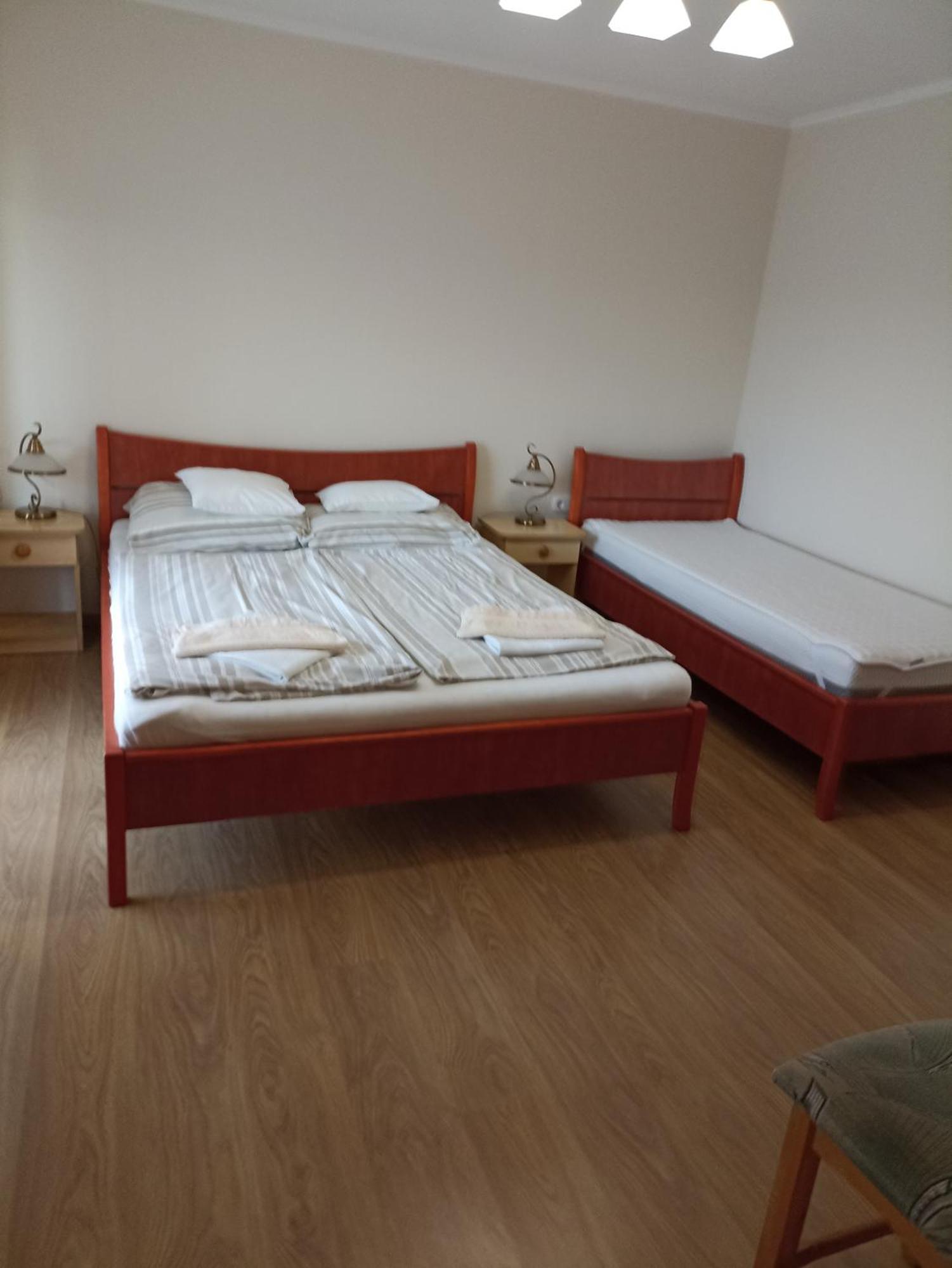 Bor Apartmanhaz Денешдиаш Экстерьер фото