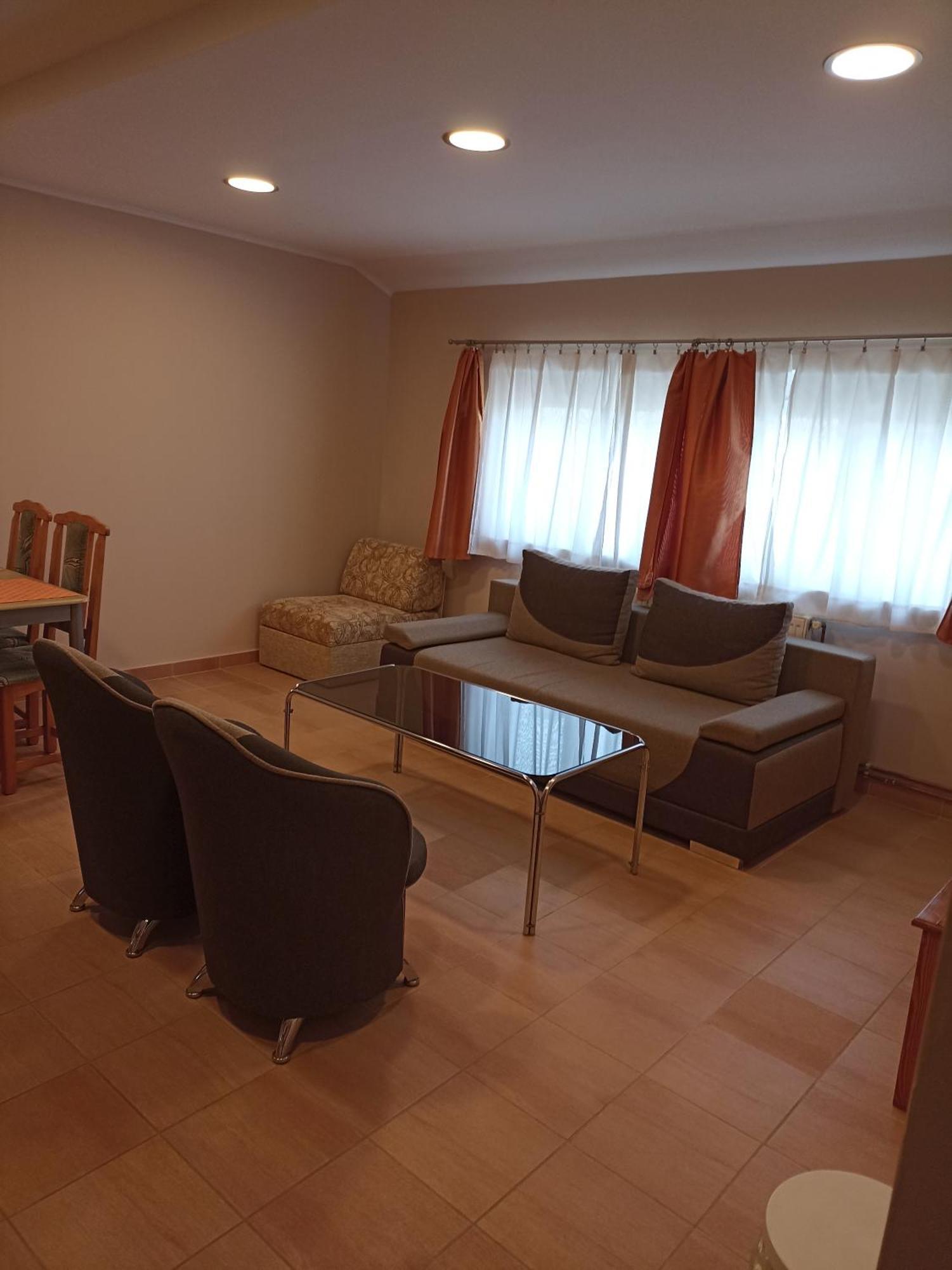 Bor Apartmanhaz Денешдиаш Экстерьер фото