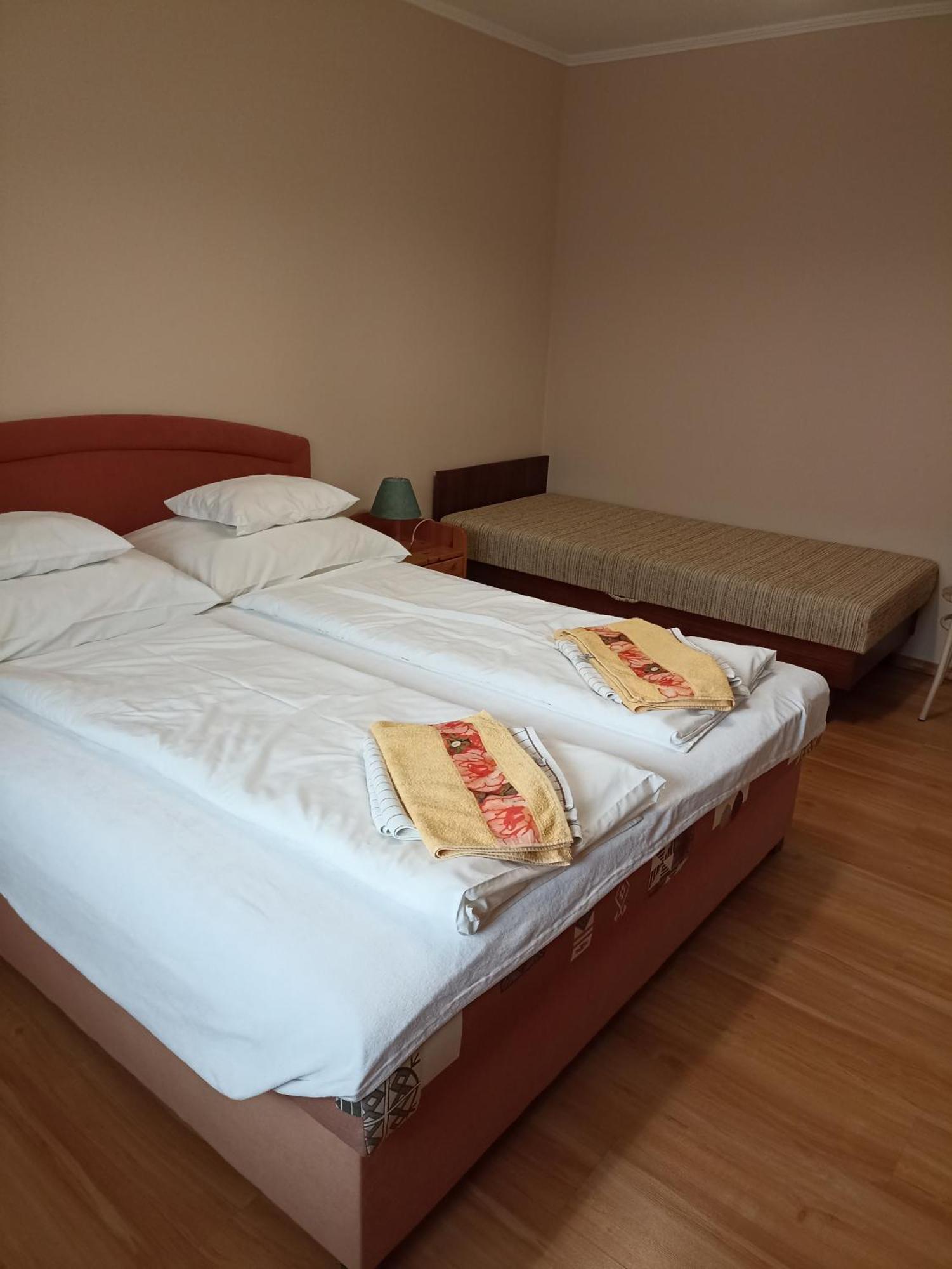 Bor Apartmanhaz Денешдиаш Экстерьер фото