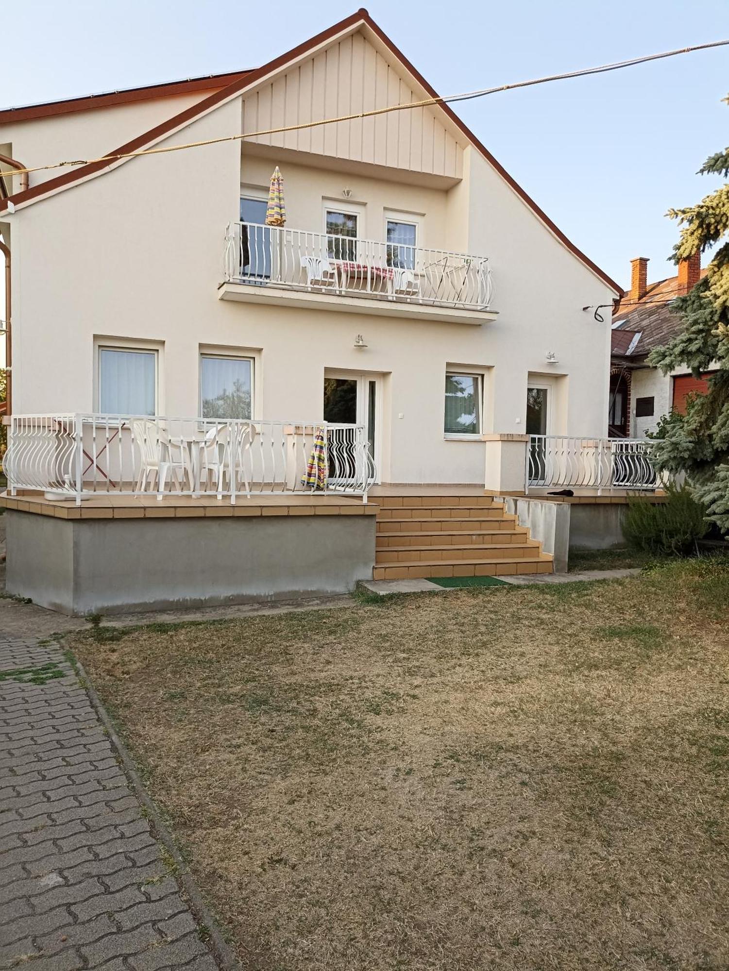 Bor Apartmanhaz Денешдиаш Экстерьер фото